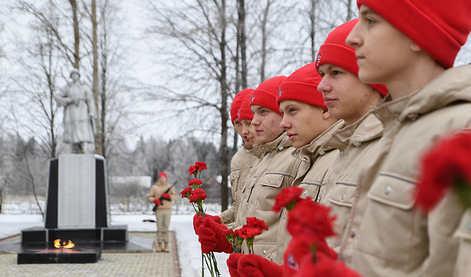 Игорь Руденя возложил цветы к воинскому захоронению в Жарковском муниципальном округе