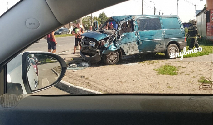 В Твери водитель микроавтобуса перевернулся, потеряв управление над авто
