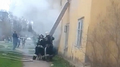 Спасатели вытаскивали людей из здания во время пожара в Тверской области