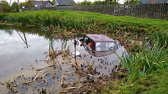 В пруду Лихославльского района утонул автомобиль