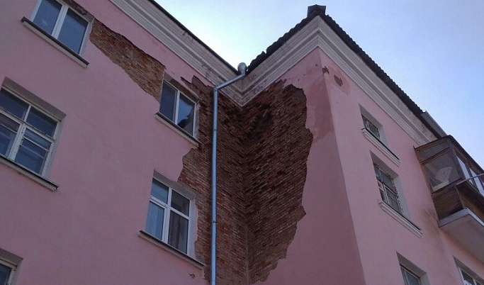 В Ржеве обрушилась часть стены жилого дома