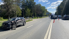 Мотоциклистка столкнулась с двумя автомобилями в Твери