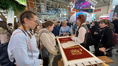 На стенде Тверской области на выставке-форуме «Россия» состоялся мастер-класс по золотному шитью