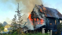 Старинный дом сгорел в Старице