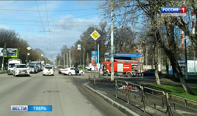 Две машины столкнулись недалеко от остановки Ленинградская застава в Твери