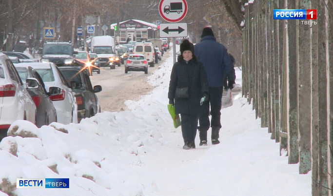 Жители Твери массово жалуются на наледь и неубранный снег