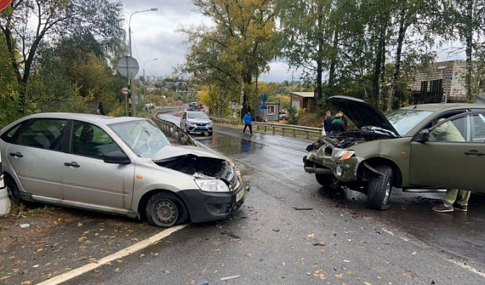 В Тверской области на трассе М-9 столкнулись четыре автомобиля