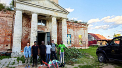 Волонтеры из Африки и Азии трудятся над восстановлением храма в Тверской области 
