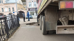 В Торжке грузовик проломил асфальт и провалился в яму на пешеходном мосту