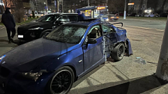 В Твери водитель BMW не справился с управлением и влетел в столб