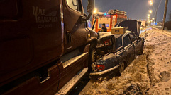 В Калининском округе на трассе М-10 столкнулись легковушка и тягач