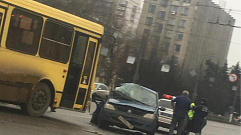 В Твери в ДТП с автобусом и легковушкой женщина получила тяжелые травмы