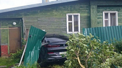 В Твери автомобиль снес забор и врезался в дом