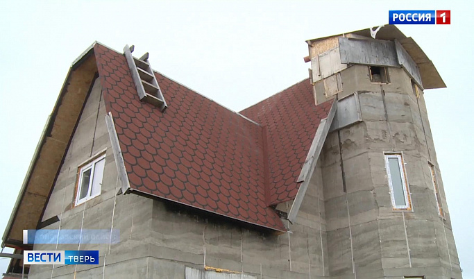 Житель Тверской области построил себе дом из опилок 