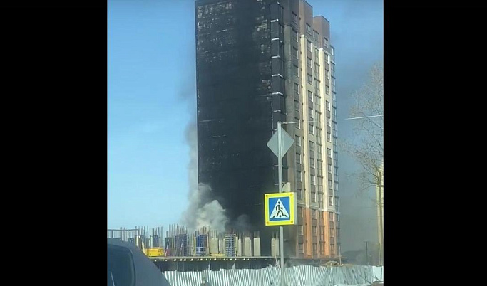 В Твери на Бурашевском шоссе горит дом