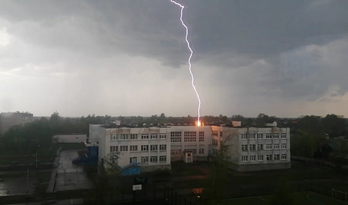 Молния попала в школу в Удомле Тверской области