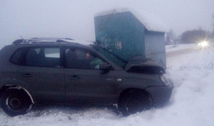Автомобиль въехал в остановку из-за ДТП на дороге в Тверской области