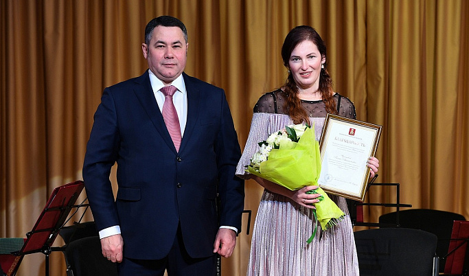 Жительниц Тверской области наградили почетным знаком «Слава матери»