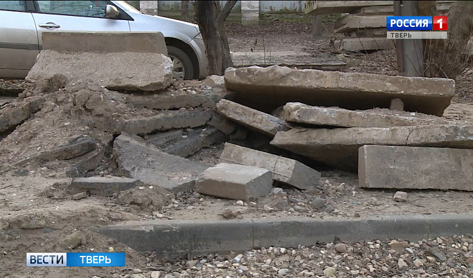 Жители Твери жалуются на раскопки, сохраняющиеся полгода во дворе дома