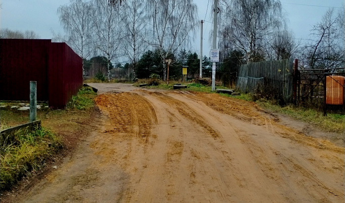 Жители деревни под Тверью разрыли на дороге яму из-за постоянного потока машин