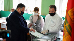 Игорь Руденя проголосовал на избирательном участке в тверской школе № 14 