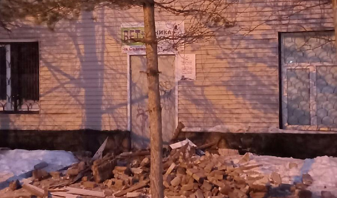 В Тверской области из-за снега обрушился фасад дома