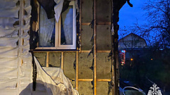 Пожарные за 30 минут потушили горящую постройку в Тверской области