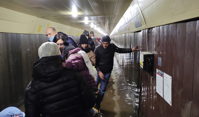В Твери пришлось вызывать МЧС, чтобы откачать воду из перехода на ЖД вокзале