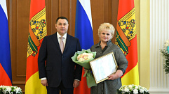 Игорь Руденя вручил награды жительницам Тверской области накануне 8 Марта