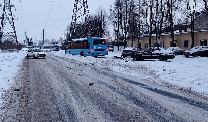 В Твери произошло ДТП с автобусом и тремя легковушками