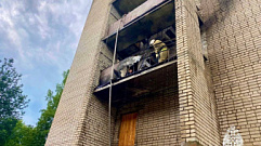 В Тверской области пожарные потушили огонь на балконе общежития