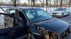Автомобиль влетел в дерево в Твери, пострадала женщина-водитель