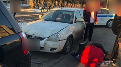 В Твери водитель вышел из остановившейся на «красный» машины и попал под колёса 