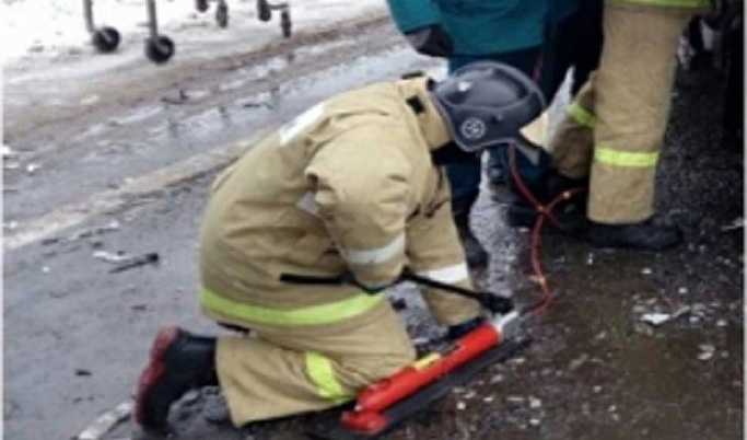 Торжокские спасатели вырезали из покореженной фуры пострадавшего в ДТП