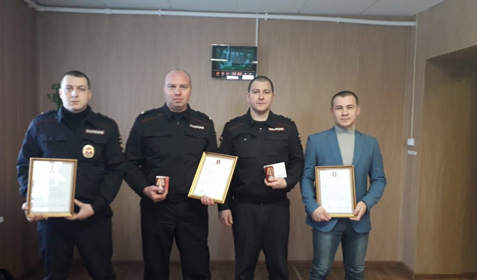 Четверых полицейских наградили за помощь после взрыва газа в Тверской области