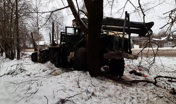 В Тверской области водитель врезался в дерево и лишился уха 