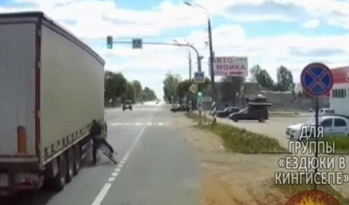  В Тверской области велосипедист попал под колеса грузовика и чудом остался жив