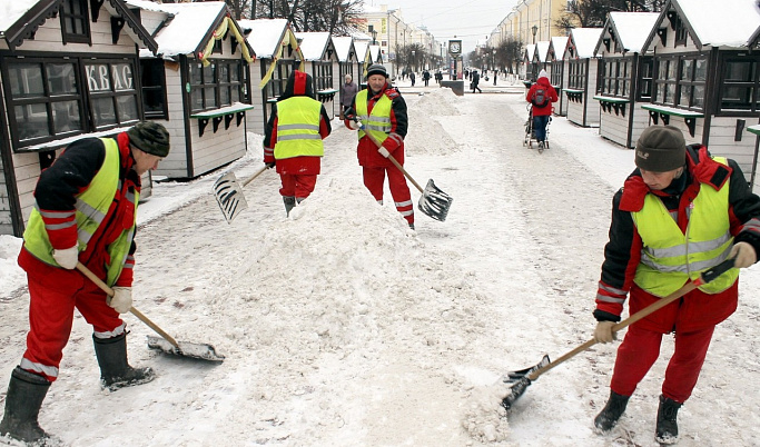 Улицы Твери продолжают очищать от снега