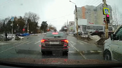 Момент с аварией на перекрестке в Твери попал на видео