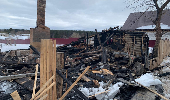 СК устанавливает причину пожара и гибели человека в деревянном доме в Тверской области