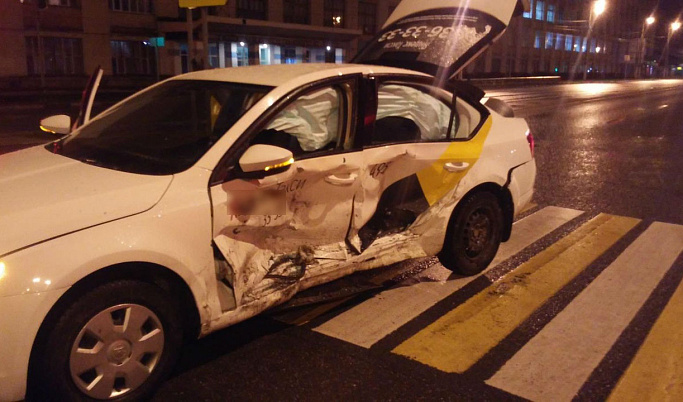 В Твери автомобиль такси спровоцировал аварию