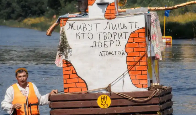 В Торжке по реке сплавилась русская печь