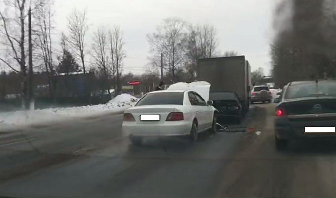 На Московском шоссе в Твери столкнулись 4 автомобиля