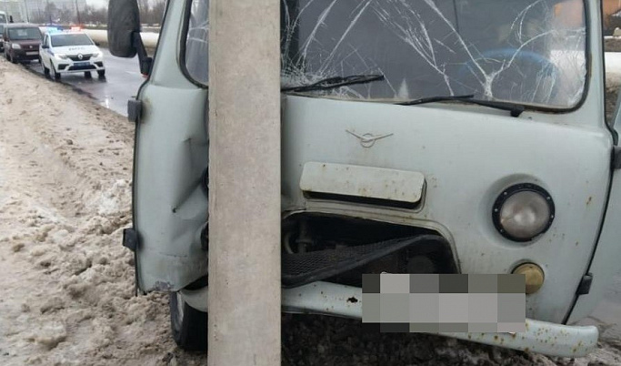В Твери УАЗ врезался в столб из-за судорожного приступа у водителя