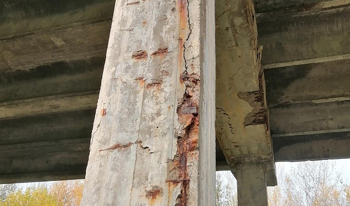 Автомобилисты жалуются на разваливающийся мост под Тверью