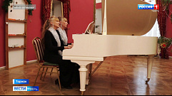Концерт фортепианного дуэта сестер Каретниковых состоялся в Торжке 