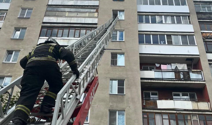 В Твери сотрудники МЧС спасли женщину, сидевшую на окне 7-го этажа