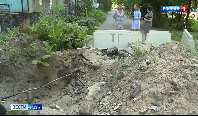 Тверитяне жалуются на огромную яму, оставленную после ремонтных работ