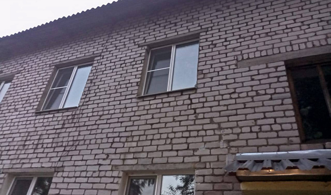 В Тверской области двухлетняя девочка выпала из окна 2 этажа