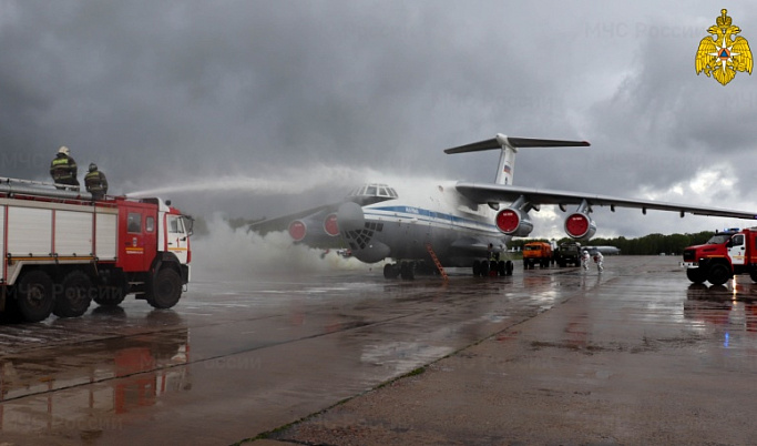 Условный пожар на борту самолета потушили спасатели на аэродроме Мигалово   
